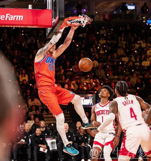 神射兄弟!卡姆-斯潘塞末节三分连中,全场三分6投全中狂砍20分 神射兄弟!卡姆-斯潘塞末节三分连中,全场三分6投全中狂砍20分